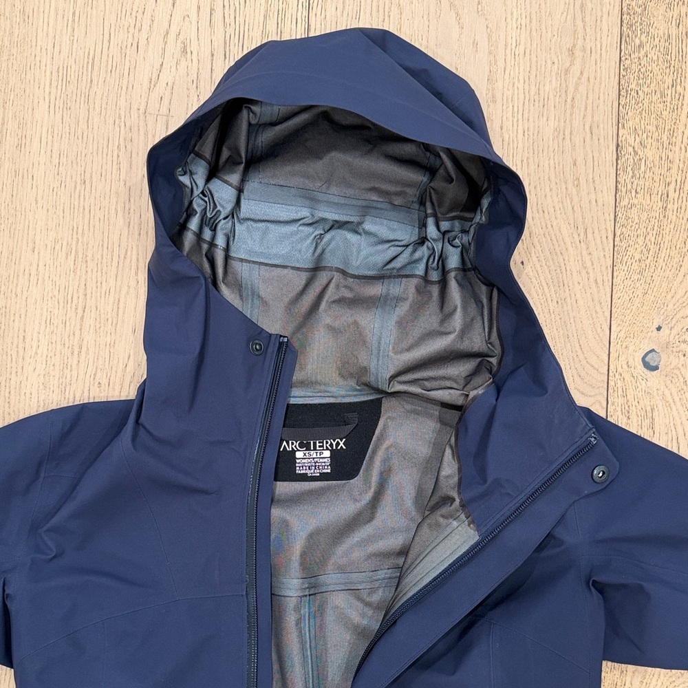 Arc'teryx Navy Blue Hooded Goretex Rain Jacket - Picture 4 of 7